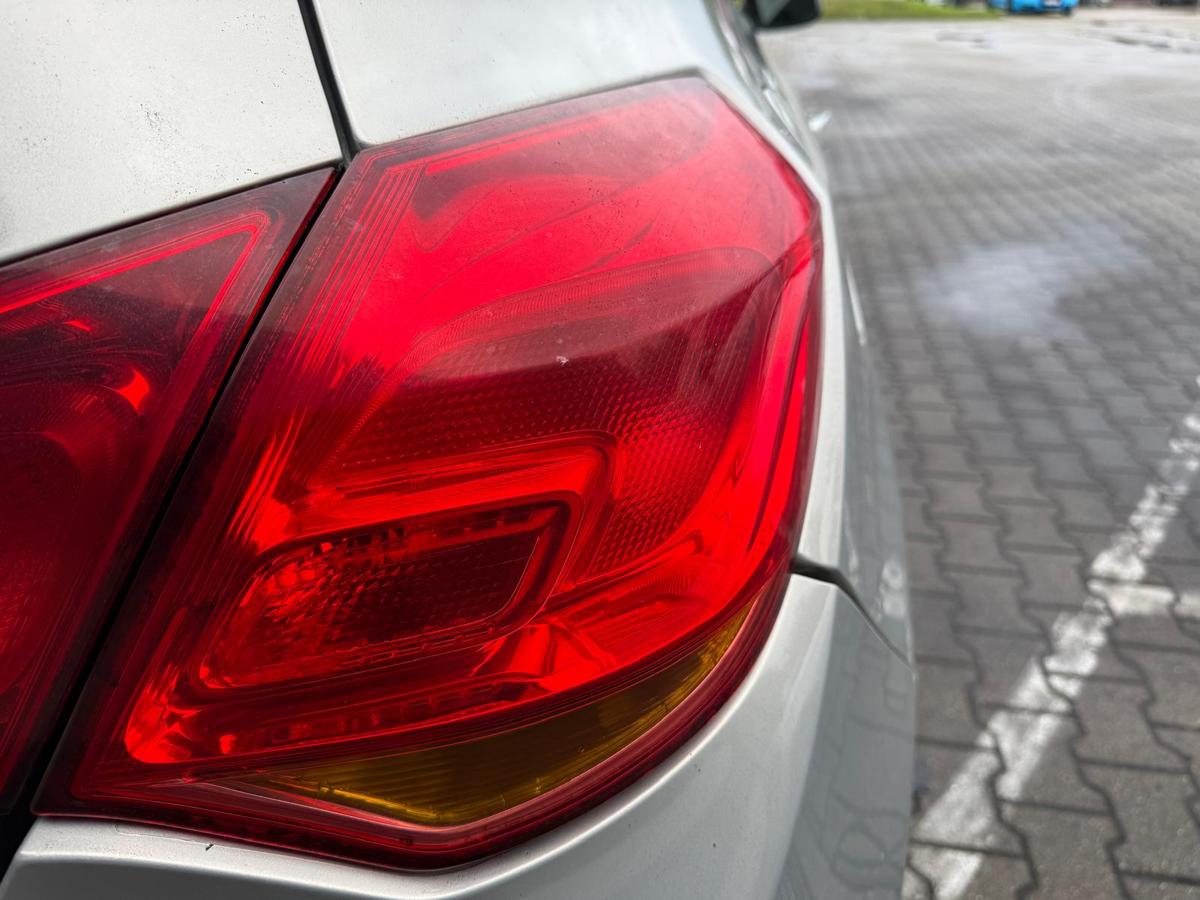 Opel Astra J original Rücklicht Rückleuchte außen rechts Fließheck Vorfacelift BJ09